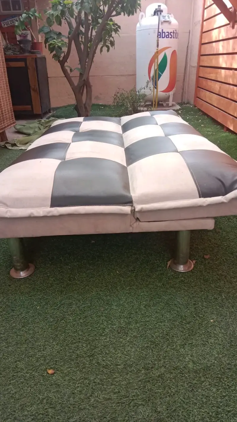 Sofá cama plegable en tonos blanco y negro - 3