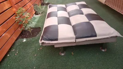 Sofá cama plegable en tonos blanco y negro - miniatura 4