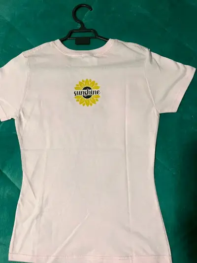 Polera rosa con diseño de margarita y texto 'Feel Good' - miniatura 2
