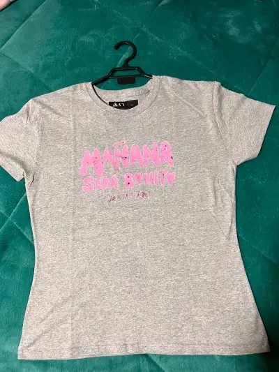 Polera gris con diseño 'Mañana Será Bonito' - miniatura 1