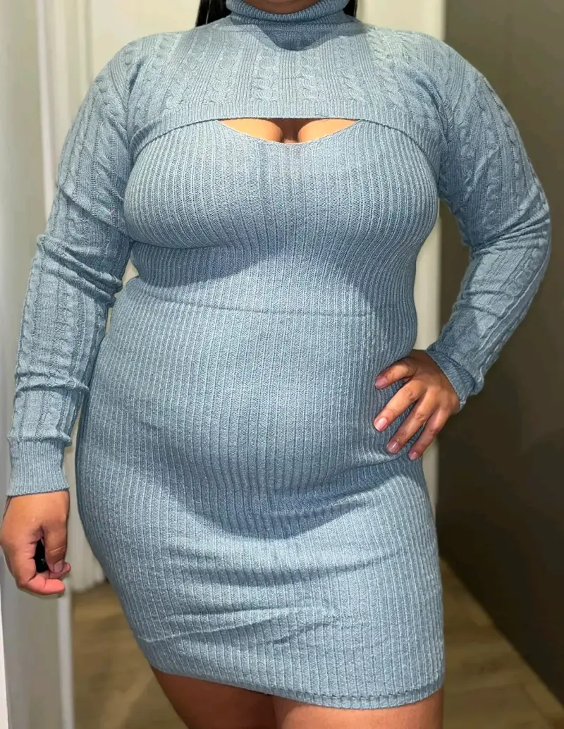 Vestido de punto azul con diseño moderno - 4