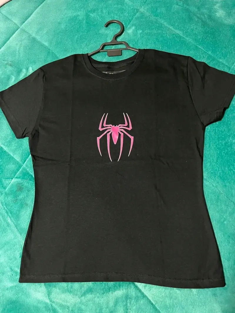 Polera negra con logo de araña rosa