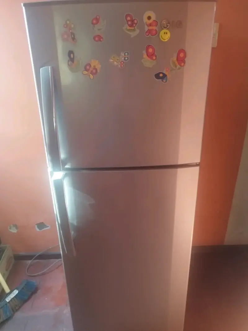 Refrigerador de dos puertas con congelador superior - 1