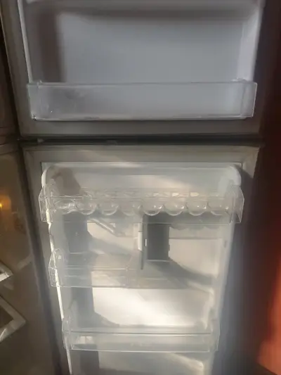 Refrigerador de dos puertas con congelador superior - miniatura 2