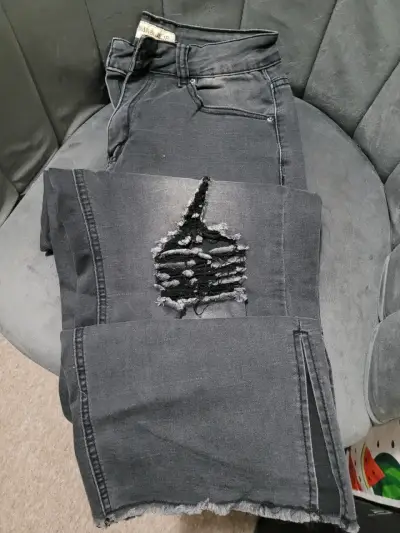 Jeans negros desgastados con diseño rasgado - miniatura 1