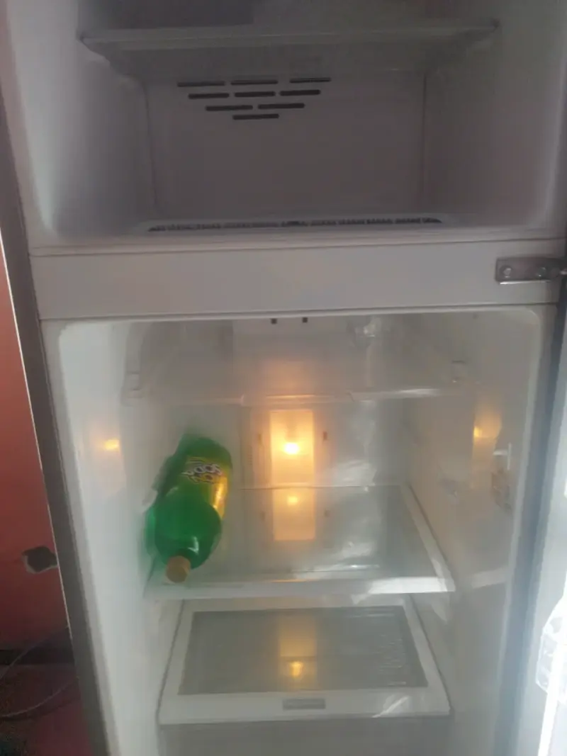 Refrigerador de dos puertas con congelador superior - 3