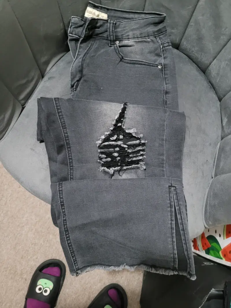 Jeans negros desgastados con diseño rasgado - 2