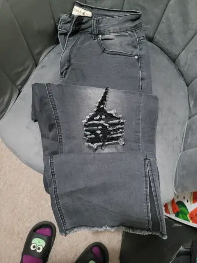 Jeans negros desgastados con diseño rasgado - miniatura 2