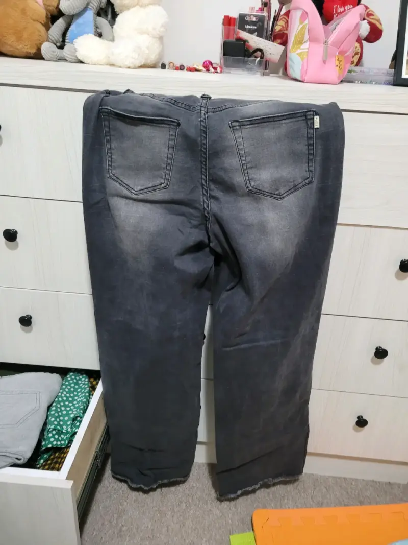Jeans negros desgastados con diseño rasgado - 3