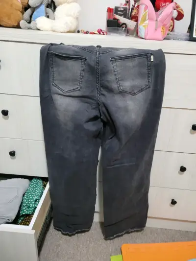 Jeans negros desgastados con diseño rasgado - miniatura 3