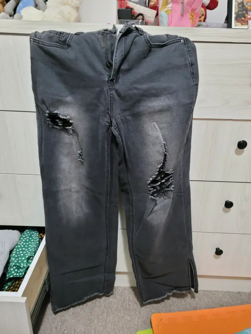 Jeans negros desgastados con diseño rasgado - 4