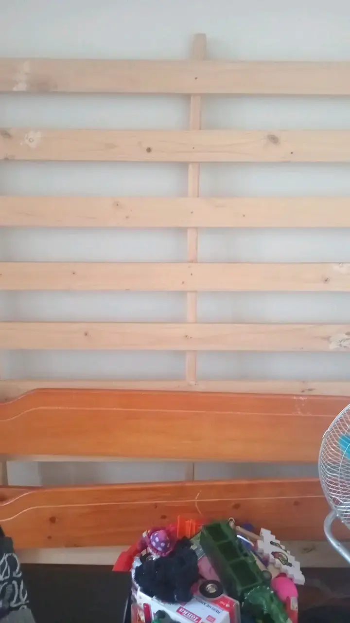 Respaldo de cama de madera en buen estado - 1