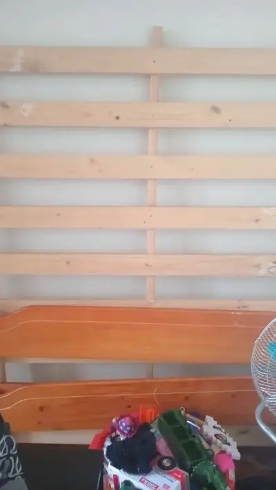 Respaldo de cama de madera en buen estado - miniatura 1