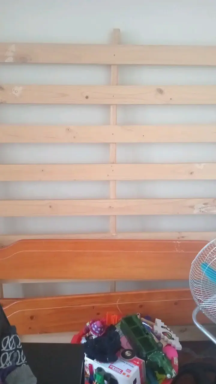 Respaldo de cama de madera en buen estado - 2