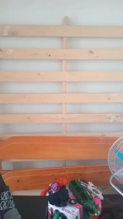 Respaldo de cama de madera en buen estado - miniatura 2