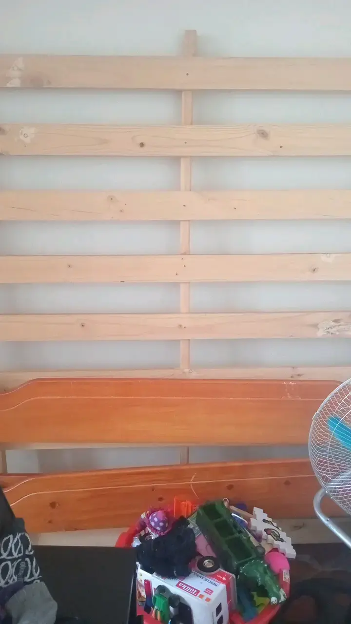 Respaldo de cama de madera en buen estado - 3