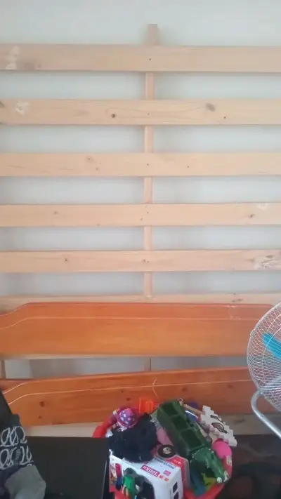 Respaldo de cama de madera en buen estado - miniatura 3