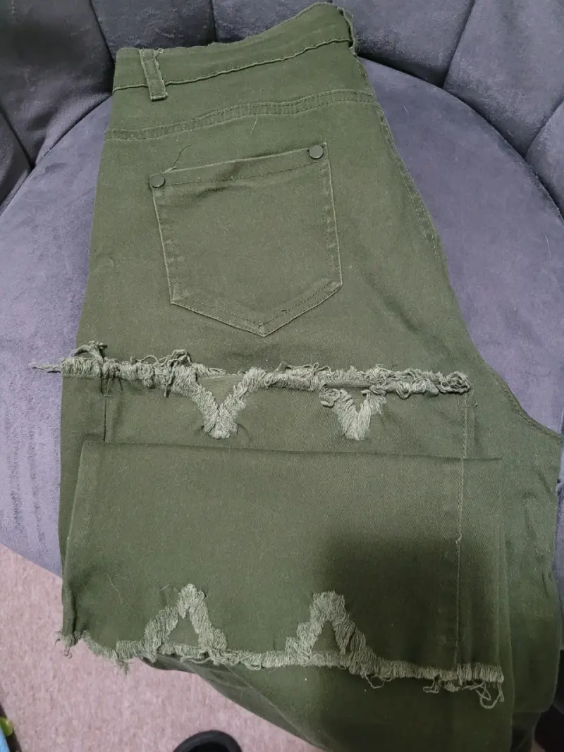 Pantalones verdes con diseño deshilachado - 1