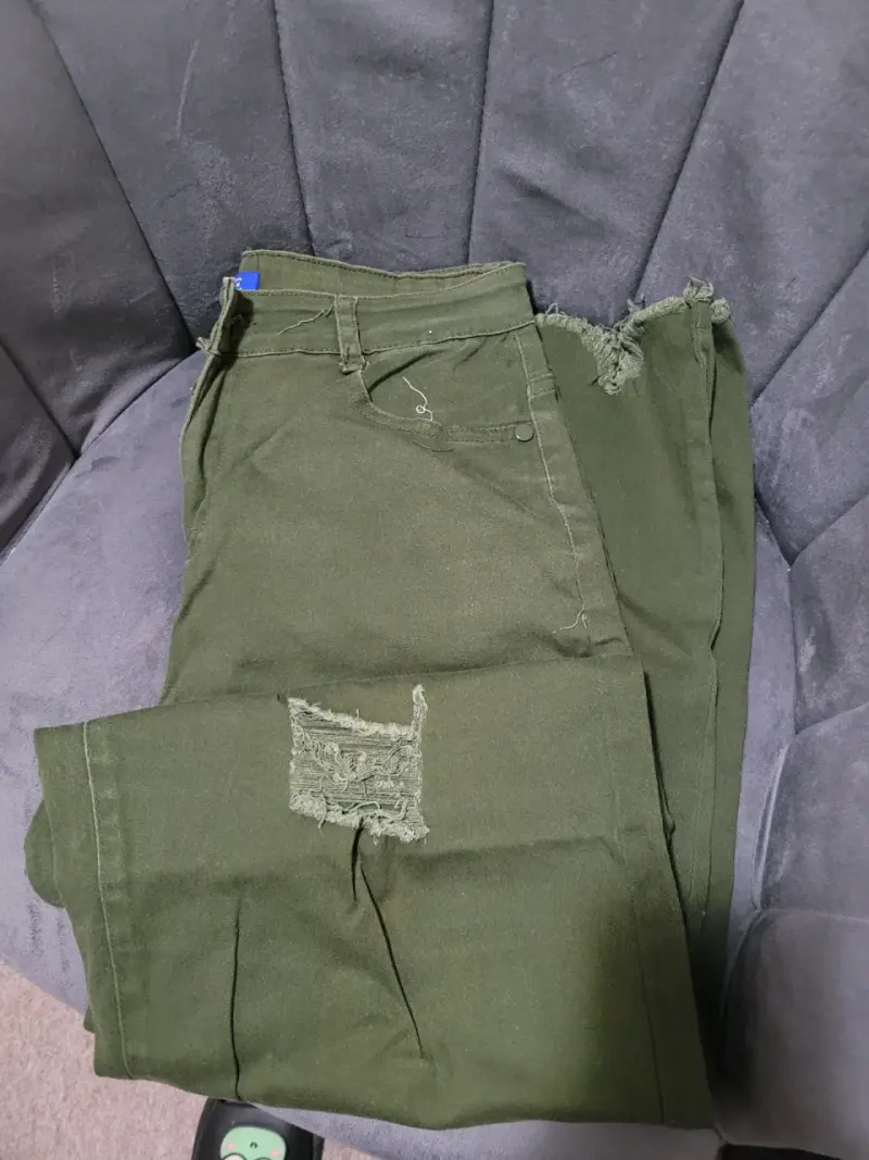 Pantalones verdes con diseño deshilachado - 2