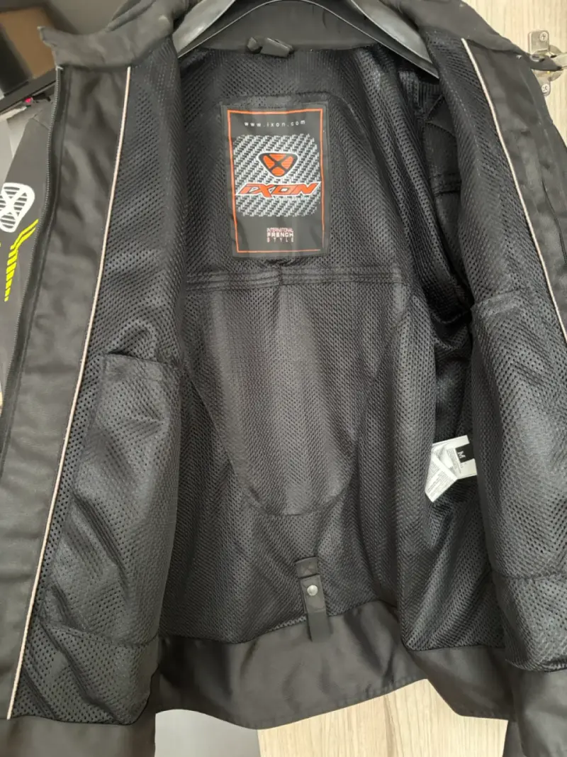 Chaqueta de moto Ixon negra con detalles amarillos - 3