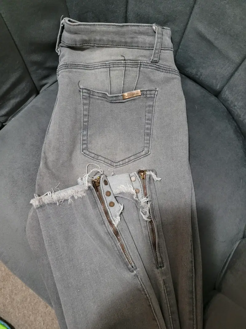 Jeans grises desgastados para mujer