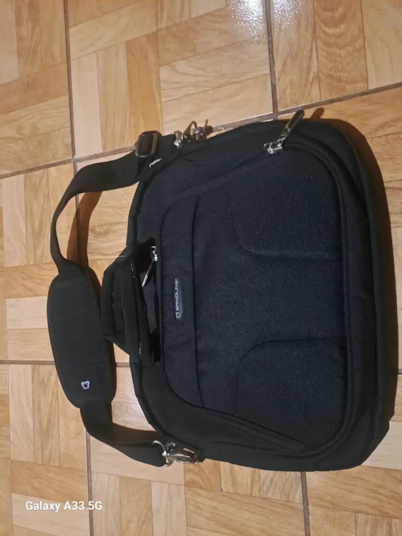Maletín negro para laptop Saxoline con correa ajustable