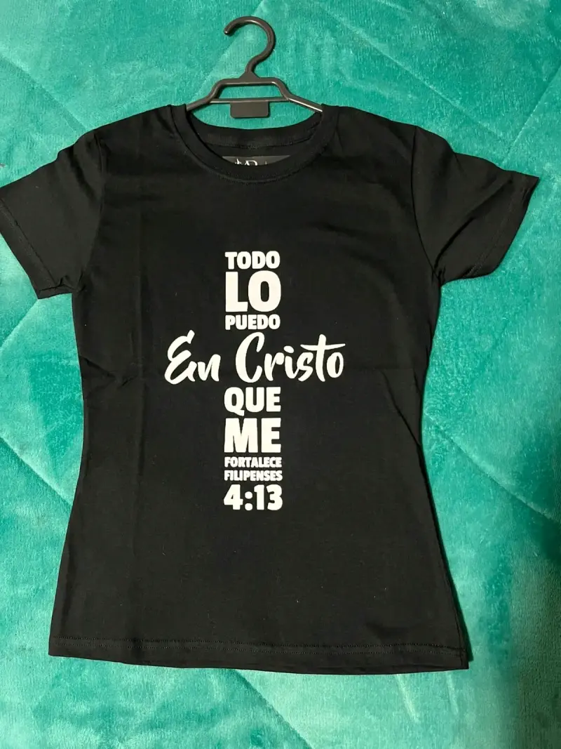 Polera negra con frase cristiana Filipenses 4:13
