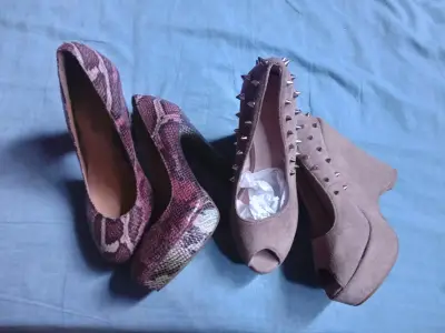 Zapatos de tacón alto con diseño de serpiente y ta - miniatura 2