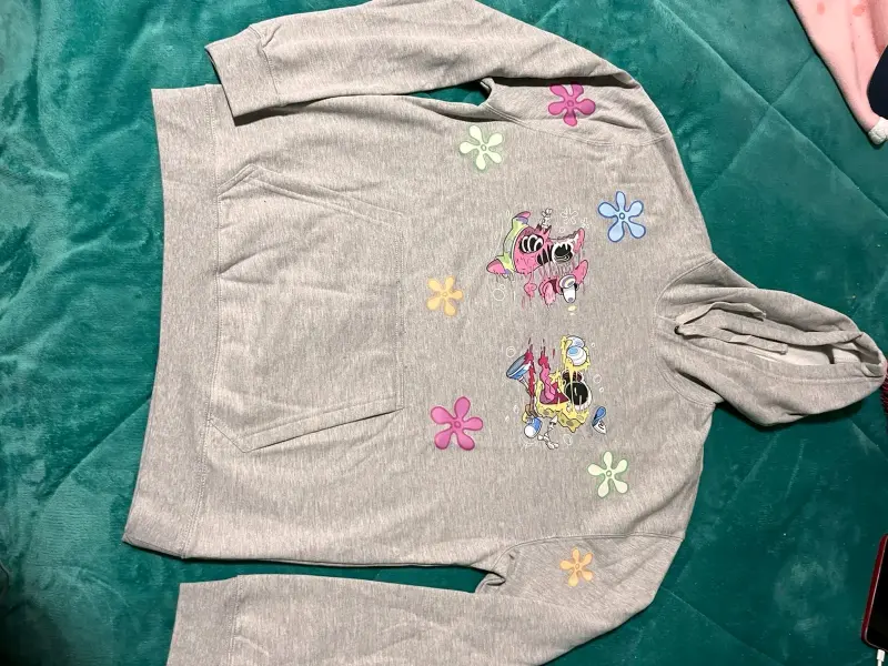 Polerón gris con estampado de bob esponja y patric