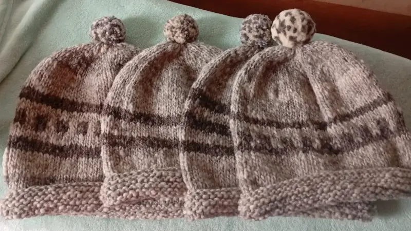 Gorros de lana tejidos a mano con pompones