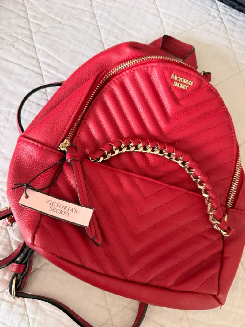 Mochila roja Victoria's Secret con cadena dorada - 2