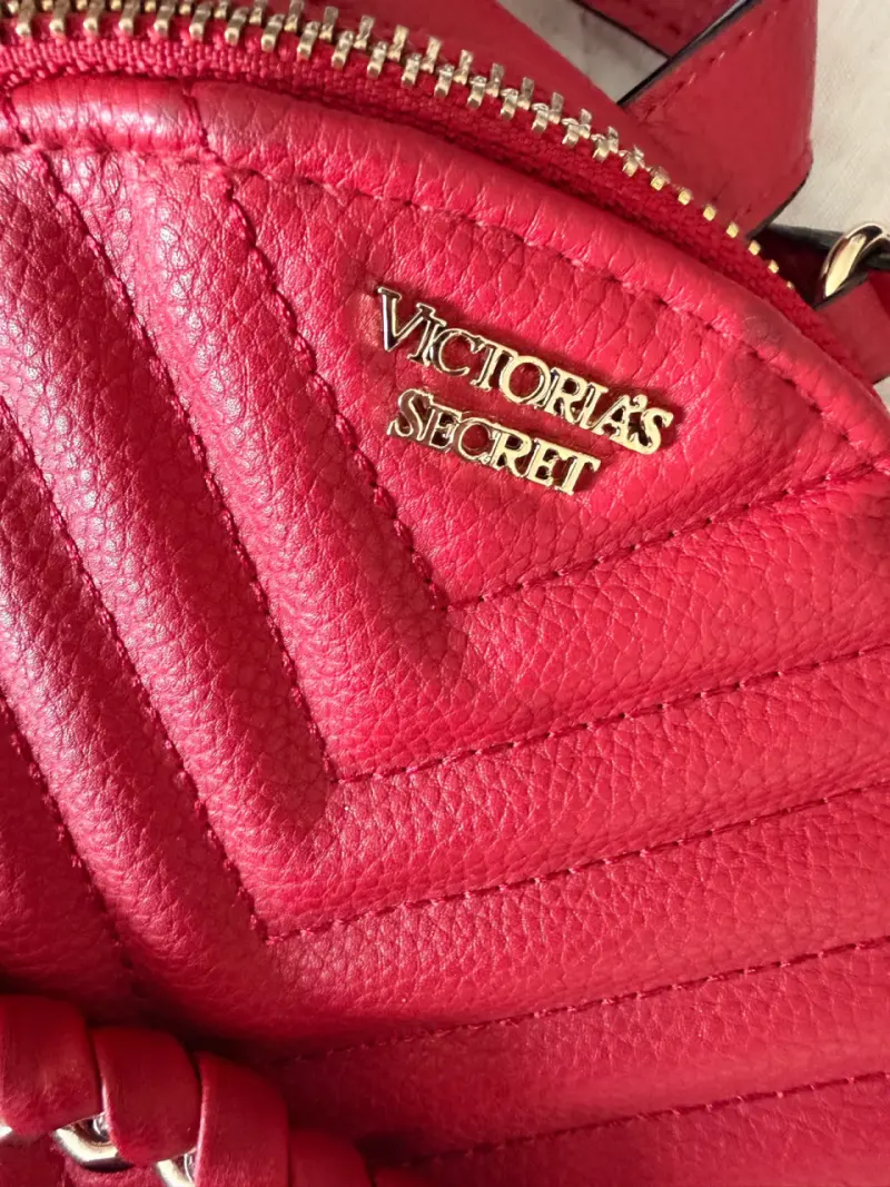 Mochila roja Victoria's Secret con cadena dorada - 3