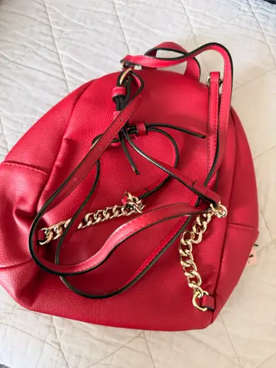 Mochila roja Victoria's Secret con cadena dorada - miniatura 4
