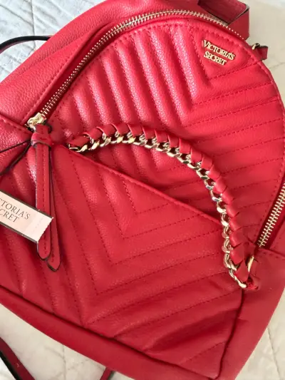 Mochila roja Victoria's Secret con cadena dorada - miniatura 5