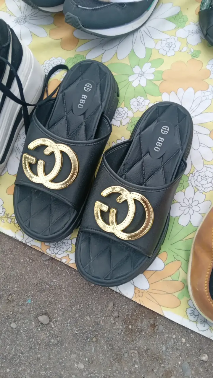 Sandalias negras con detalle dorado