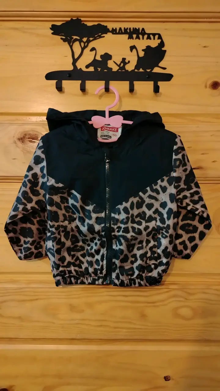 Chaqueta infantil con estampado de leopardo