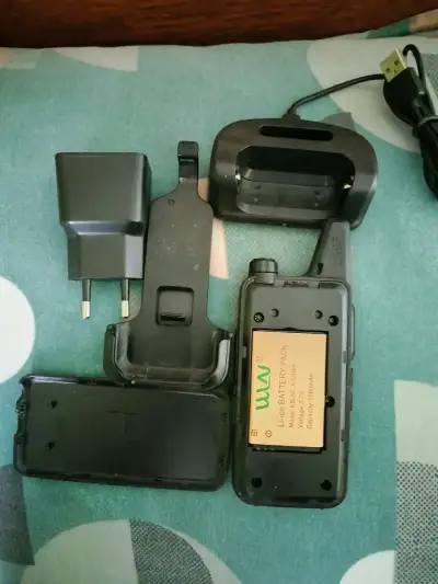 Walkie Talkie UHF con cargador y batería - miniatura 2