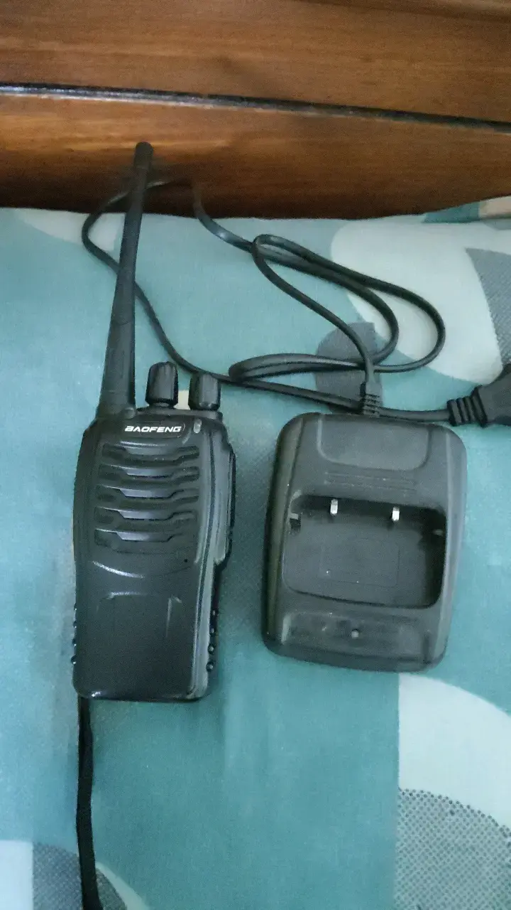 Radio portátil Baofeng con cargador - 2
