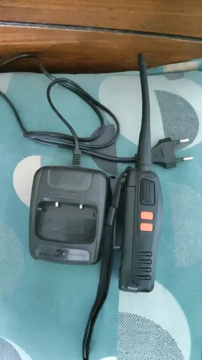 Radio portátil Baofeng con cargador - miniatura 3