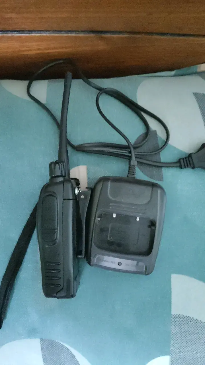 Radio portátil Baofeng con cargador - 4