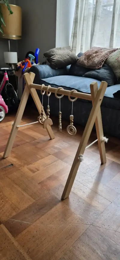 Gimnasio de madera para bebé con colgantes - miniatura 2