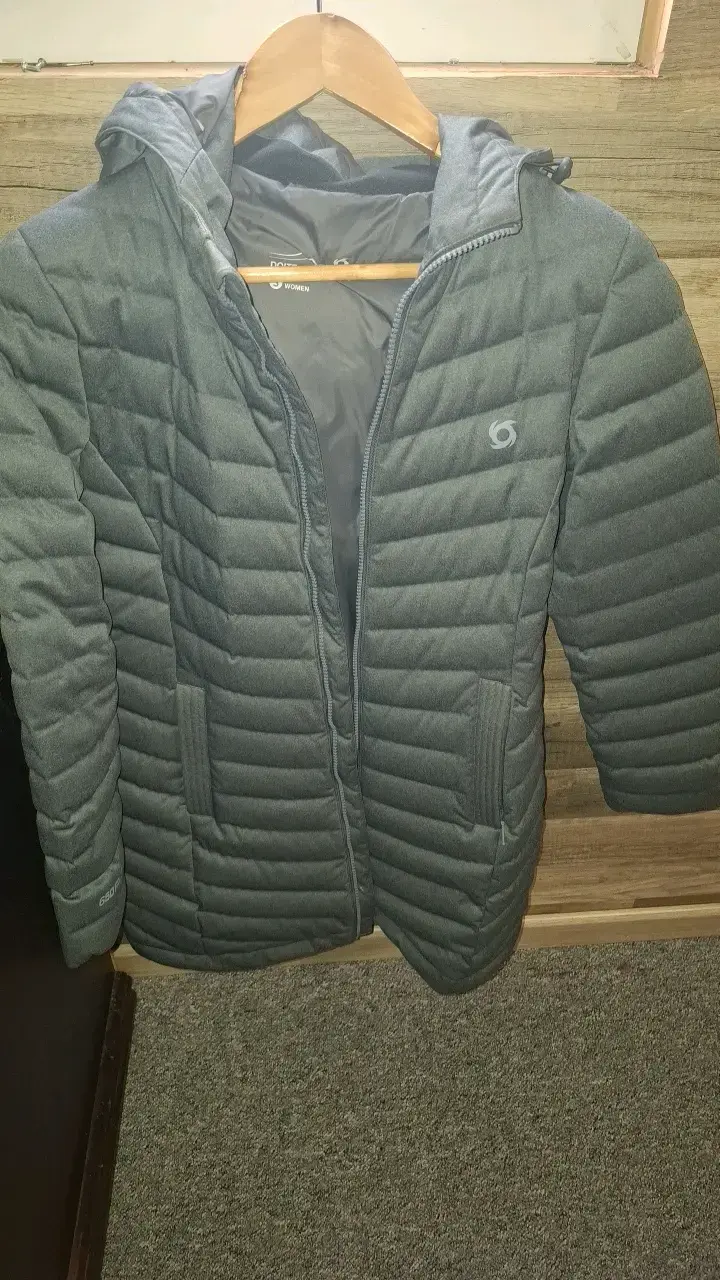 Chaqueta acolchada gris para mujer