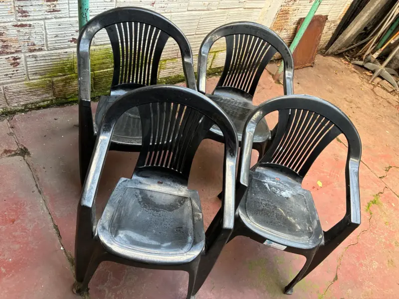 Conjunto de 4 sillas plásticas negras para exterior - 1