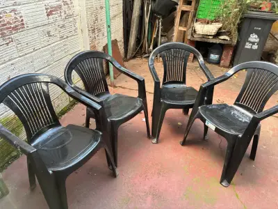 Conjunto de 4 sillas plásticas negras para exterior - miniatura 2