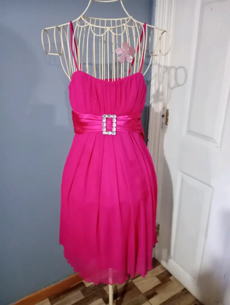 Vestido corto fucsia con cinturón decorativo - 1
