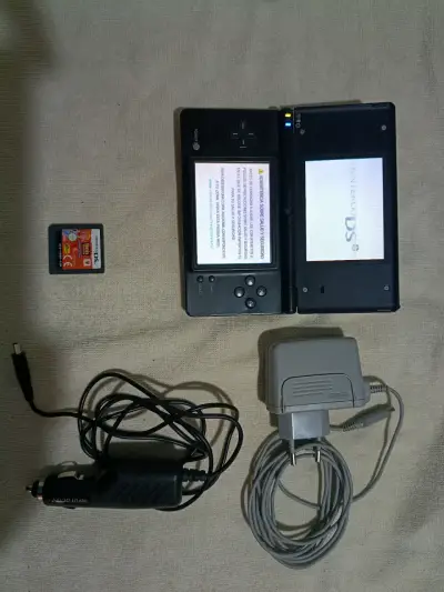 Consola Nintendo DS con cargador y juego - miniatura 1