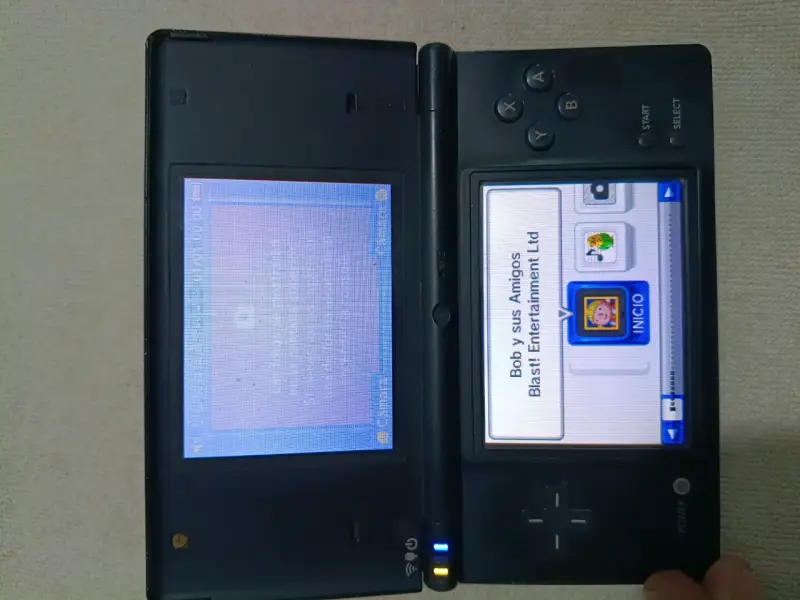 Consola Nintendo DS con cargador y juego - 2