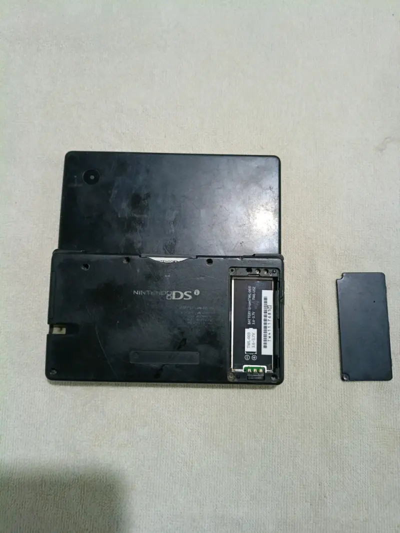 Consola Nintendo DS con cargador y juego - 3