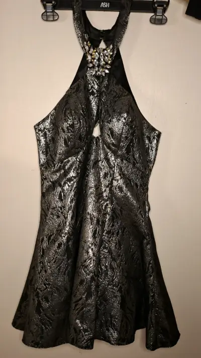 Vestido de fiesta negro con detalles brillantes - miniatura 1