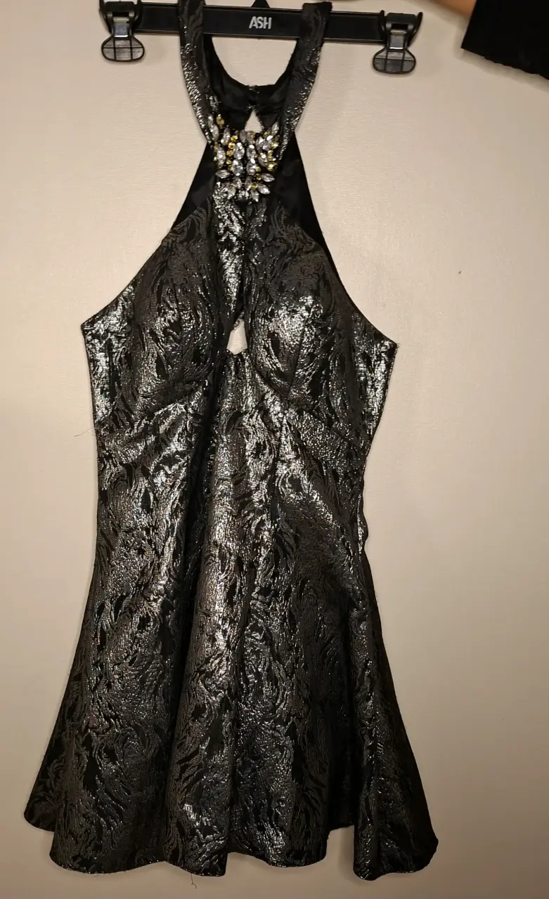 Vestido de fiesta negro con detalles brillantes - 2